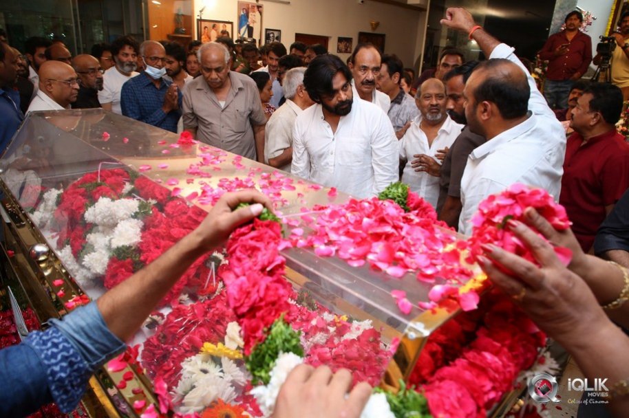 Celebrities-pay-homage-to-superstar-Krishna